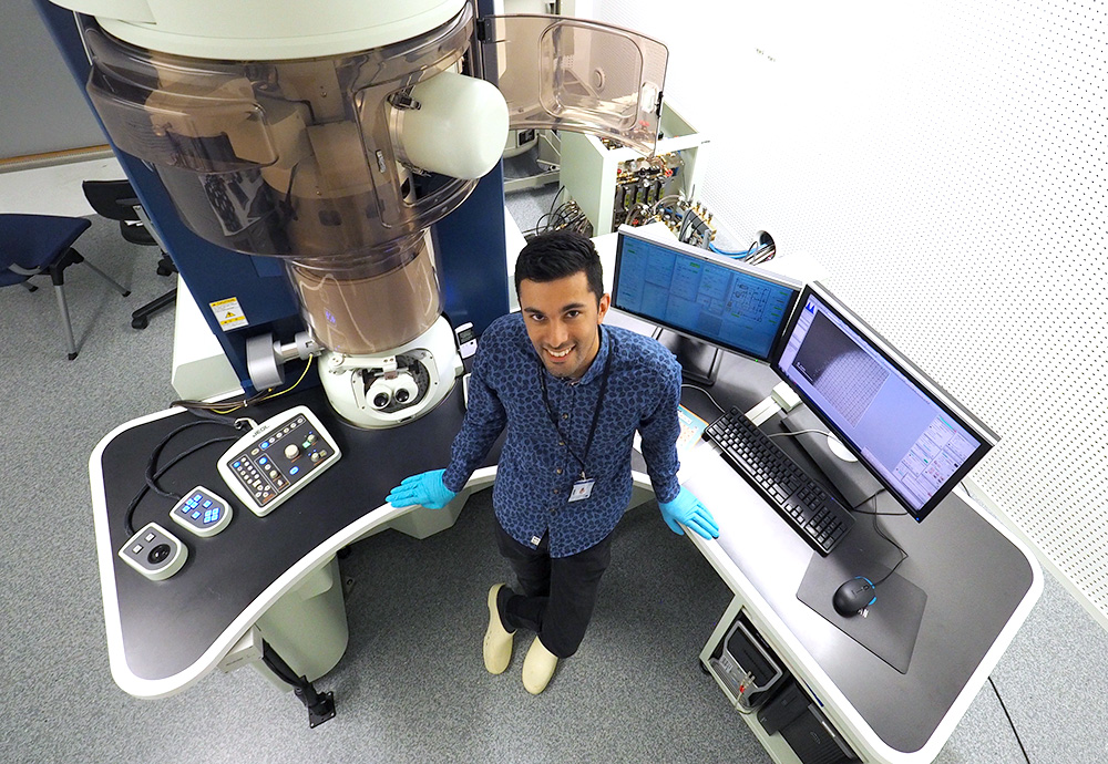 Adrian Lervik in the TEM lab in Trondheim. Photo